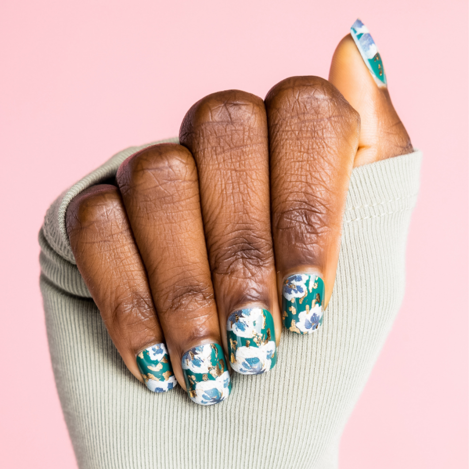 Mikayla's Teal Romance Short Round - Nail Dashes