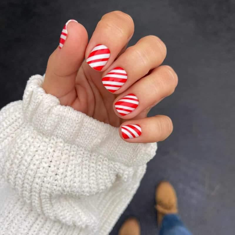 Candy Cane Lane Short Round - Nail Dashes