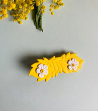 Load image into Gallery viewer, Daisy Floral Alligator Clip
